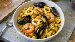 Meeresfrüchte-Paella mit Safran: so gelingt sie körnig und aromatisch
