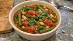 Grüne-Bohnen-Eintopf mit weißen Bohnen und Basilikum – so wird er schön sämig
