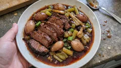 Rinderschmorbraten im Rotwein: So wird er im Bräter herrlich butterzart