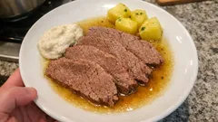 Tafelspitz wie im Gasthaus: zart gesiedet in Brühe mit cremiger Meerrettichsauce