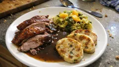 Knusprige Ofengans mit Wirsing & Orange – dazu gebratene Semmelknödelscheiben