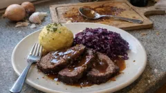 Hirschbraten mit Kartoffelknödeln und Blaukraut – so gelingt das Festessen stressfrei