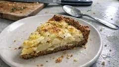 Kartoffeltarte aus dem Ofen: knuspriger Vollkornteig, cremiger Sahne-Ei-Guss