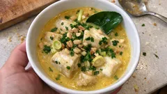Indonesisches Fischcurry in Kokosmilch – zarter Fisch, der nur kurz in der Sauce zieht