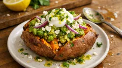 Ofen-Süßkartoffeln mit Erbsenpüree – Feta & Zitronen-Petersilien-Öl ganz einfach