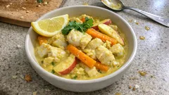 Fruchtiges Fischragout mit Kürbis, Apfel und Curry – in cremiger Joghurtsoße