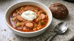 Smarte Soljanka aus einem Topf – würzige Suppe mit Sauerkraut, Gurken und Würstchen