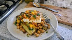 Feta auf Ofenlauch: Kichererbsen aus dem Ofen mit frischer Orangen-Salsa