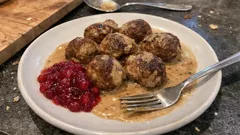 Köttbullar mit Rahmsoße: So werden schwedische Hackbällchen richtig saftig