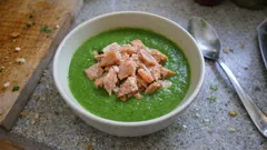 Brunnenkressesuppe mit Räucherforelle – cremig, frisch und in 25 Minuten fertig