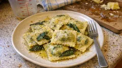 Hausgemachte Spinat-Ricotta-Ravioli in Salbeibutter – mit einem Hauch Zitrone