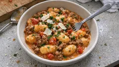 Gnocchi-Hackfleisch-Pfanne in Tomaten-Sahne-Soße – schnell, cremig und aus einer Pfanne