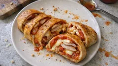 Pizza mal anders: Stromboli-Rolle mit Tomatensauce, Pute und viel Käse