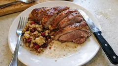 Ofengans mit Apfel-Cranberry-Füllung – so wird die Haut richtig knusprig