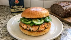 Saftiger Lachsburger aus der Pfanne – mit Gurke und Wasabi-Mayonnaise