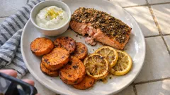 Lachs mit Fenchelkruste vom Blech: Süßkartoffeln dazu und Zitronen-Crème-fraîche