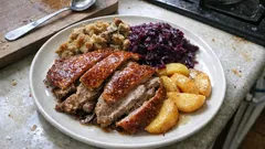 Gans mit Äpfeln aus dem Ofen – knusprige Haut, saftige Füllung und Rotkohl dazu