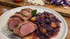 Hirschrücken im Speckmantel mit Rotkohl – festlich, aber unkompliziert gemacht
