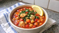 Sämige Tomatensuppe mit Hähnchen & Kichererbsen – alles aus einem Topf