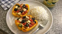 Gefüllte Paprika griechischer Art – mit Schafskäse, Oliven und Oregano aus dem Ofen