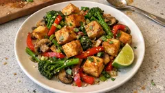 Knusprige Tofu-Gemüse-Pfanne mit Ingwer, Tamari und Limette – schnell gemacht