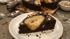 Saftiger Birnen-Schokokuchen mit Haselnüssen – schnell gerührt und lange frisch