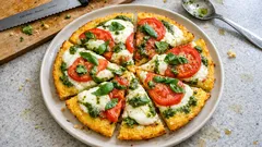 Polenta-Pizza aus dem Ofen: knuspriger Boden ohne Teig, mit Tomaten & Büffelmozzarella