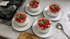 Erdbeer-Panna cotta im Glas mit Zitronenmelisse – cremig, frisch und gelingsicher