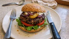 Veganer Walnuss-Pilz-Burger: saftig, würzig und mit karamellisierter Birne