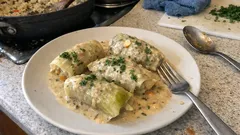 Vegetarische Weißkohlröllchen mit Parmesan-Walnuss-Füllung in cremiger Sauce