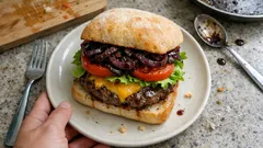 Burger mit roten Zwiebeln: So werden die Balsamico-Zwiebeln schön karamellig