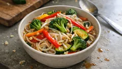 Vegetarisches Chop Suey aus dem Wok – knackig, leicht und in 15 Minuten fertig