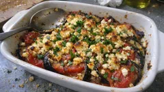 Auberginen-Tomaten-Gratin mit Feta: unkompliziertes Ofengericht mit mediterranem Aroma