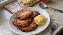 Kartoffelpuffer mit Apfelkompott – so werden sie außen knusprig und innen saftig