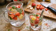 Alkoholfreie Erdbeerbowle mit Holunderblüte – spritzig dank Ingwer-Eiswürfeln