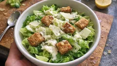 Caesar-Salat wie im Bistro: Knackiger Römersalat mit schnellen Vollkorn-Croutons