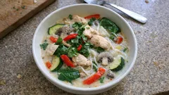 Tom Kha Gai mit Reisnudeln – cremige Thai-Suppe mit Limette und viel Aroma