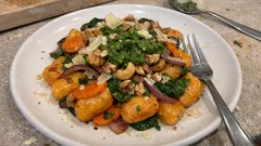 Süßkartoffel-Gnocchi mit Kräuter-Pesto – so werden sie fluffig und aromatisch