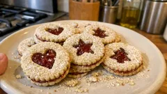Mandel-Plätzchen mit Erdbeerkonfitüre: zarter Mürbeteig, der zuverlässig gelingt