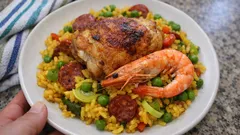 Hähnchen-Paella mit Garnelen und Chorizo – so gelingt sie saftig und stressfrei im Ofen