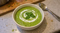 Green Power Suppe: cremig-grün mit Spinat, Erbsen und Kokosmilch