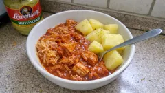 Jackfruit-Gulasch mit Sauerkraut: deftig-vegan, sämig und perfekt zu Kartoffeln