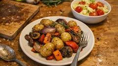 Bratkartoffeln aus dem Ofen – mit viel Gemüse und Rosmarin vom Blech