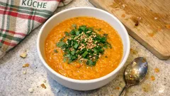 Möhren-Kohlrabi-Suppe in 30 Minuten – mit geröstetem Sesam für extra Aroma
