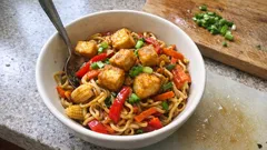 Gebratene Nudeln mit Tofu: würzige Wok-Pfanne in unter 30 Minuten