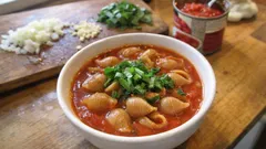 Tomatensuppe mit Vollkorn-Muschelnudeln – schnell, sättigend und familientauglich