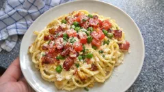 Spaghetti-Gratin im Carbonara-Stil: cremig aus dem Ofen, ideal zum Vorbereiten