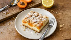 Aprikosen-Käsekuchen vom Blech: saftig, schnittfest und mit knusprigen Streuseln