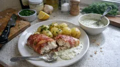 Fischfilet im Speckmantel aus der Pfanne – dazu Salzkartoffeln und Kräutersauce