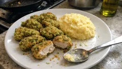 Puten-Nuggets im Zucchini-Mantel – knusprig aus der Pfanne, dazu cremige Polenta